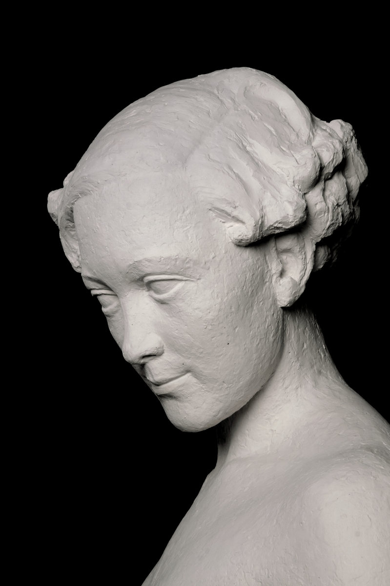 Ung kvinne, torso med hovud. 