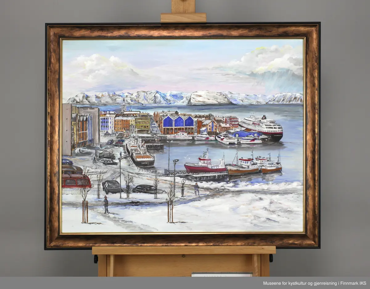 Vi ser deler av Hammerfest sentrum med Sørøysund og Håja i bakgrunn. Betrakteren står ved siden av Arktisk kultursenter. Byen er avbildet som den fremsto på tidlig 2000-tallet. Bebyggelsen er gjengitt detaljrik. Markante bygg som Domus, den protestantiske kirka, rådhuset med torget,  Nissensenteret og biblioteket er godt gjenkjennelige. Biler er parkert i gatene og på rådhusplassen. I havna ligger Hurtigruta til kais, samt flere rutebåter som "Sørøy", men også fiskebåter.  Mennesker er i gatene. Landskapet er dekket med snø. Det er ingen signatur å finne.