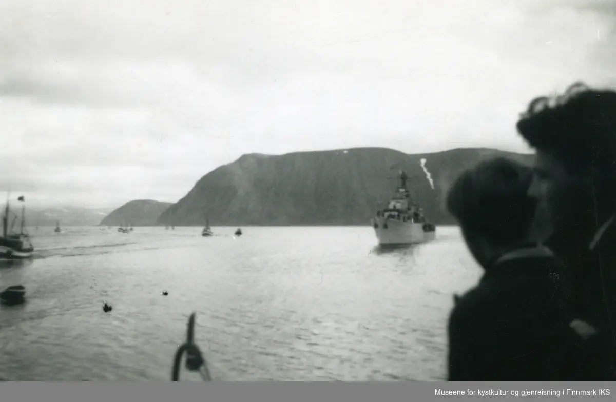 Gjenreisning. Besøk av Kong Haakon VII. Jageren "Stord" ankommer Honningsvåg. Mange småbåter gikk ut for å møte kongeskipet og følge det til havn. 09. juli 1946.