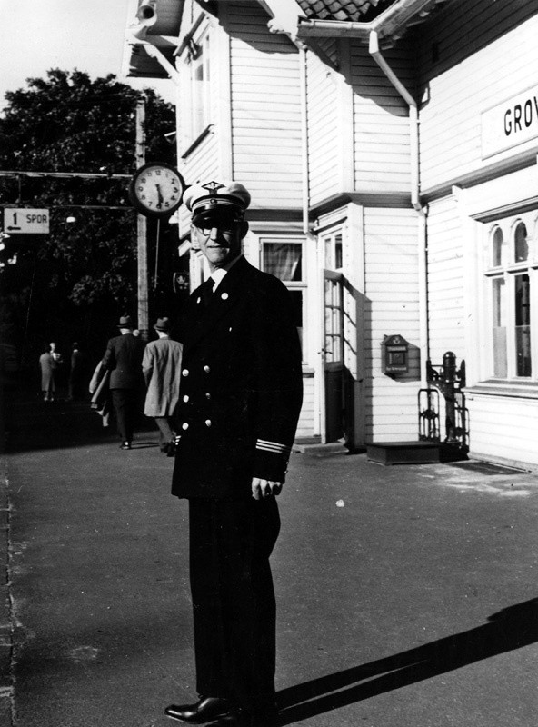Setesdalsbanen. Stasjonsmester Johnsen ved Grovane stasjon. 31. august 1962.