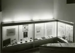 Utställningen Gordon Macfie i trappmonter. Överblicksbild.