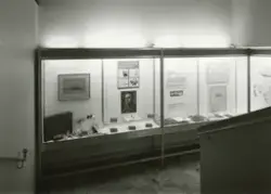 Utställningen Gordon Macfie i trappmonter.