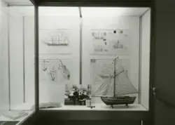 Utställningen Gordon Macfie i trappmonter.