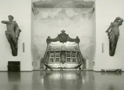 Utställning i Minneshallen. Överblicksbild mot västra väggen