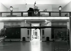 Utställning i Minneshallen. Överblicksbild av västra väggen 