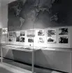 Permanent utställning i Rederisalen innan den bröts upp 1974. Överblick av utställningsinteriör.