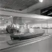 Permanent utställning i Rederisalen innan den bröts upp 1974. Överblick av utställningsinteriör.