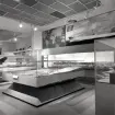 Permanent utställning i Rederisalen innan den bröts upp 1974. Överblick av utställningsinteriör.