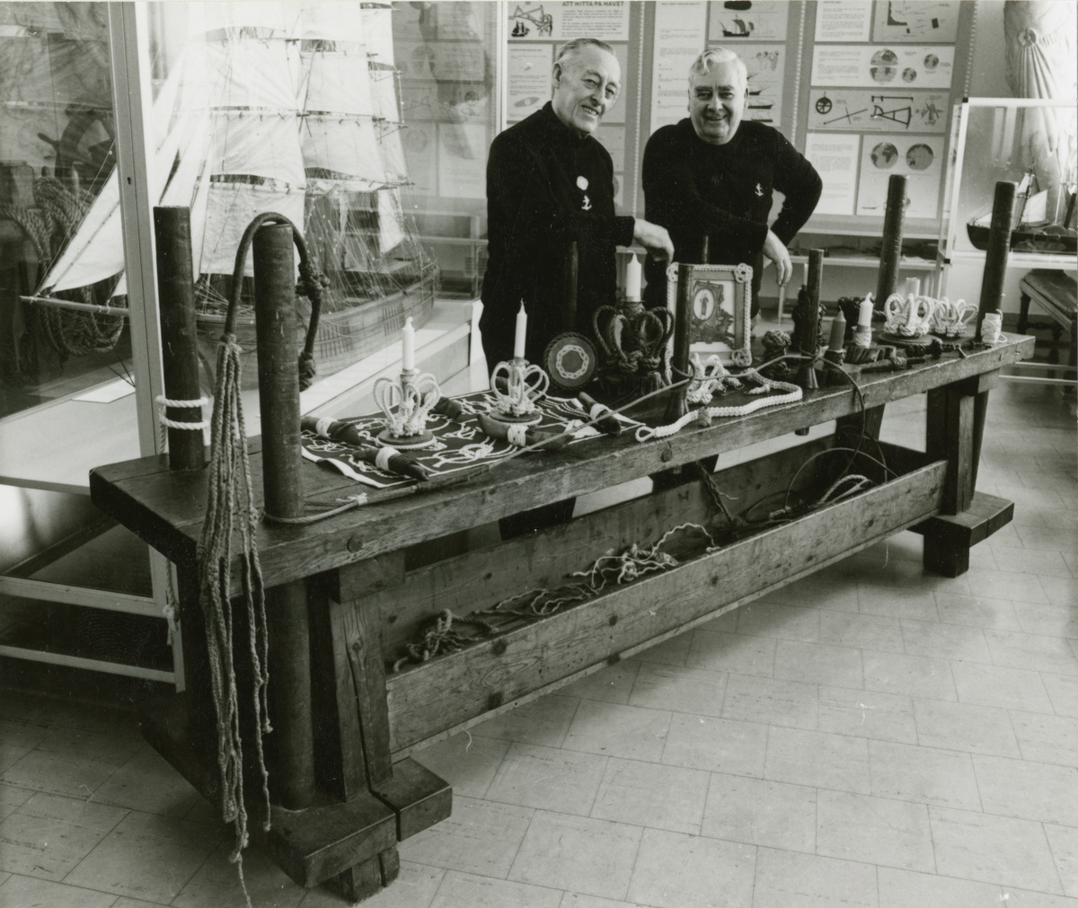 Utställning. Förre detta skeppsgossarna Harald Wermelin och Otto Hult vid riggarbänken i Matsrummet på Sjöhistoriska museet. De visar prov på sitt arbete med tågvirke. Demonstration av repslagning. Tillverkning av både rep och bruksföremål.