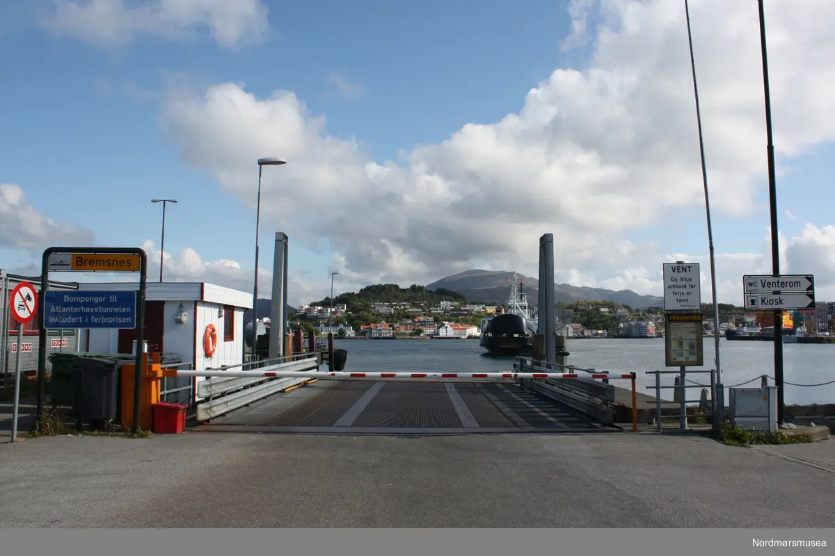 Siste år med fergeforbindelse mellom Kristiansund og Bremsnes i Averøy kommune. Tunnelen ble åpnet 19. desember 2009. Bildet er datert 20. juni 2009. Fotograf er Roar Leite ved Nordmøre museum. Fra Nordmøre museums fotosamlinger.