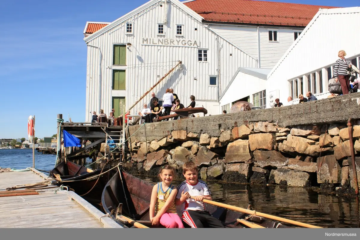 Båtliv ved Milnbrygga. Arrangementsfoto fra Bacalaokonkurransen i regi av Nordmøre museum på Milnbrygga, Gomalandet i Kristiansund. Bildet er datert 5. juni 2010. Fotograf er Roar Leite ved Nordmøre museum. Fra Nordmøre museums fotosamlinger.