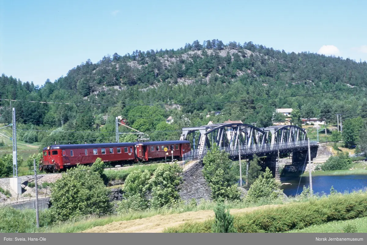 Elektrisk motorvognsett type 68B med persontog fra Nelaug til Arendal ved Nidelva bru ved Froland