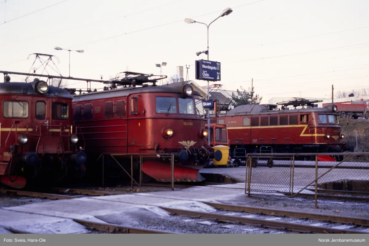 Togmøte på Skien stasjon. Fra venstre styrevogn for elektrisk motorvogn type 68, elektrisk lokomotiv El 13 2143 og El 8 2060