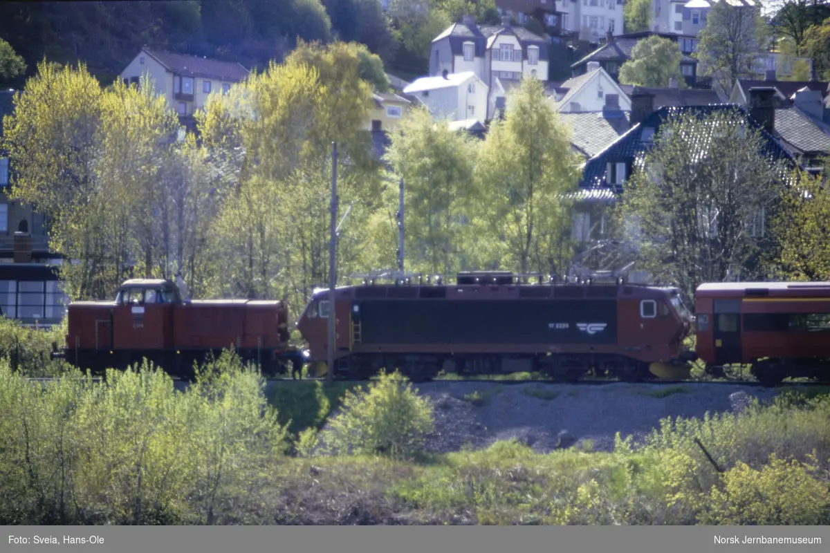 Diesellokomotiv Di 2 854 og elektrisk lokomotiv El 17 2225 med ekspresstog fra Trondheim til Oslo S over Dovre, tog 44, mellom Skansen og Marienborg