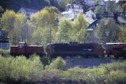 Diesellokomotiv Di 2 854 og elektrisk lokomotiv El 17 2225 m