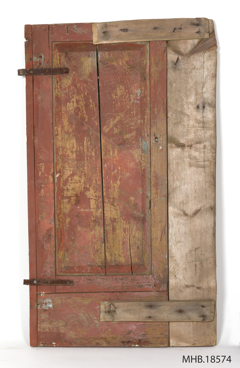 Dør. Liten malt dør, med jernbeslag på bakside og med en glatt treplate (umalt) på venstre side. Pånaglet pilaster med kapitel og rundbue. Pilastrene har en enkel dekor med to utskåret-  og vertikale halvrunde lister. Stykket over omkring rundbogen er flate, med to små tre blader blomster på hver hjørnet. Dekor med et lite ovalt felt i hvitt og med inskripsjonen nr. 8 på den øvre listverk av døren. Nederst har settet et horisontal listverk med rankeornament i flatskurd. Rødmalt på baksiden.