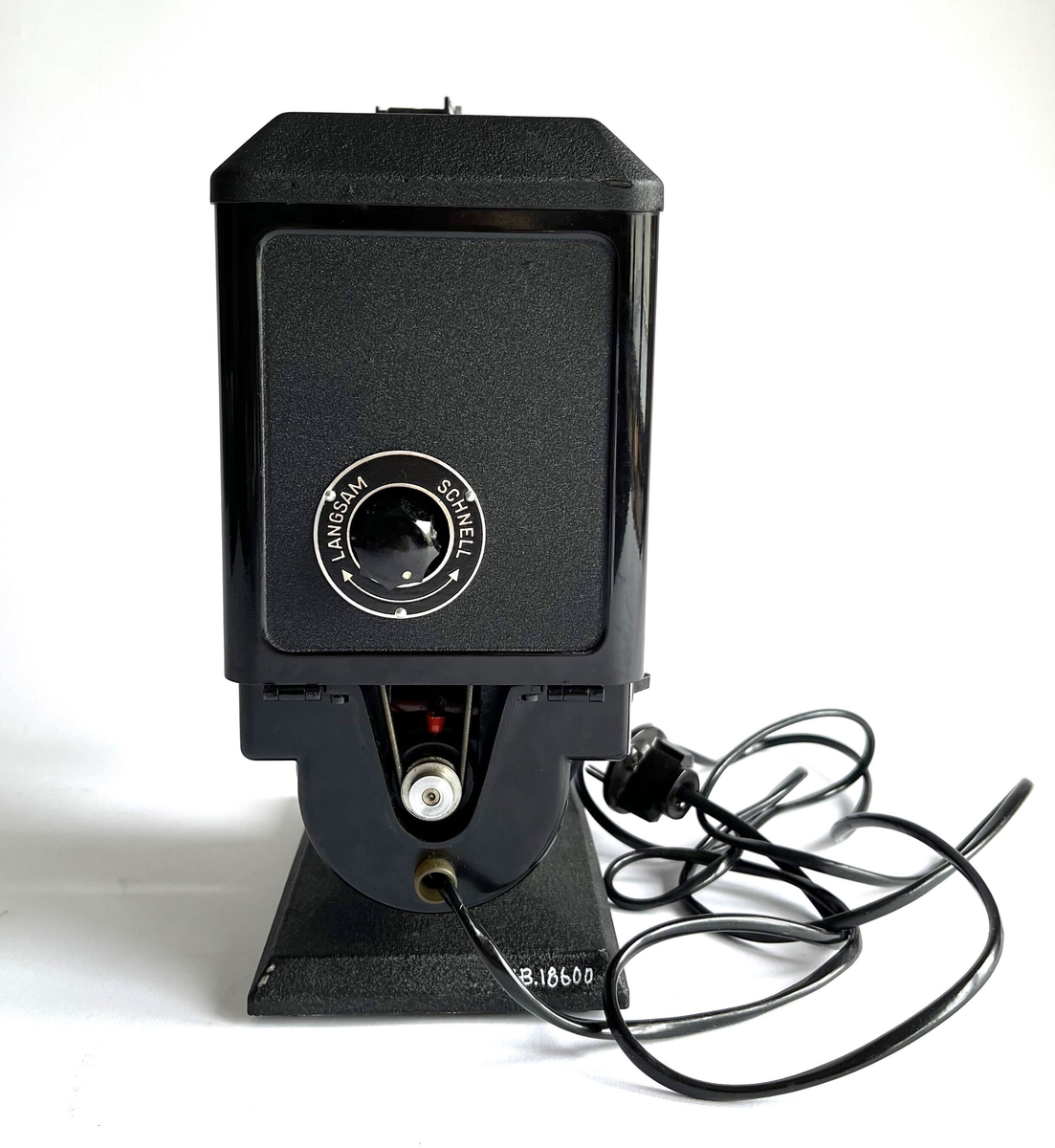 Filmkamera av Agfa, Movector 8. Elektrisk filmredigerings-apparat i opprinnelig eske. Produsert mellom 1938 - 1944. For avspillingen av dubbel8-filmer.
Esken fungerer som en koffert, med håndtak, jernbeslag og 4 store jernnagler på basen. Laget av papp, dekket med brun syntetisk skinn. Inni er noen treklosser for å holde kameraet, sammen med en svart bomullsstropp med spenne.