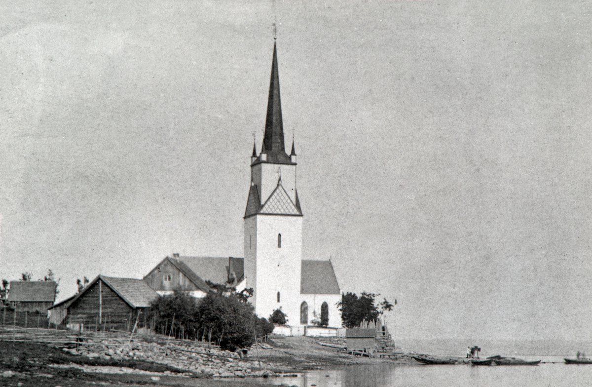 Nes kirke og klokkergården. Bryggeanlegget ved Nes kirke. Bildet er tatt før klokkergården eller degneboligen ble revet.