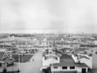 Vy ut över utställningsområdet vid Konst- och industriutställningen i Norrköping 1906. Vid industridelen kunde en mångfald enskilda utställare visade vad tidens utveckling kunde åstadkomma och erbjuda. Konstpaviljongerna förevisade över 900 konstverk av landets mest namnkunniga konstnärer.