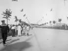 På väg mot den årliga industriutställningens fascinerande utbud. Året är 1906 och Norrköping utställningens värd. Arrangemanget i området av Sylten löpte under perioden 1 juni till 15 september och uppges gästats av över 350 000 besökare.