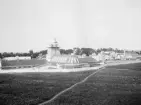 Utblick över utställningsområdet för Konst- och industriutställningen i Norrköping 1906. Närmast den pampiga industrihallen ritad av arkitekt Carl Bergsten. I fonden på toppen av Syltenberget skymtar den sällan avbildade restaurangen där upplysningsvis Moa Martinsson tjänade som servitris under arrangmanget.