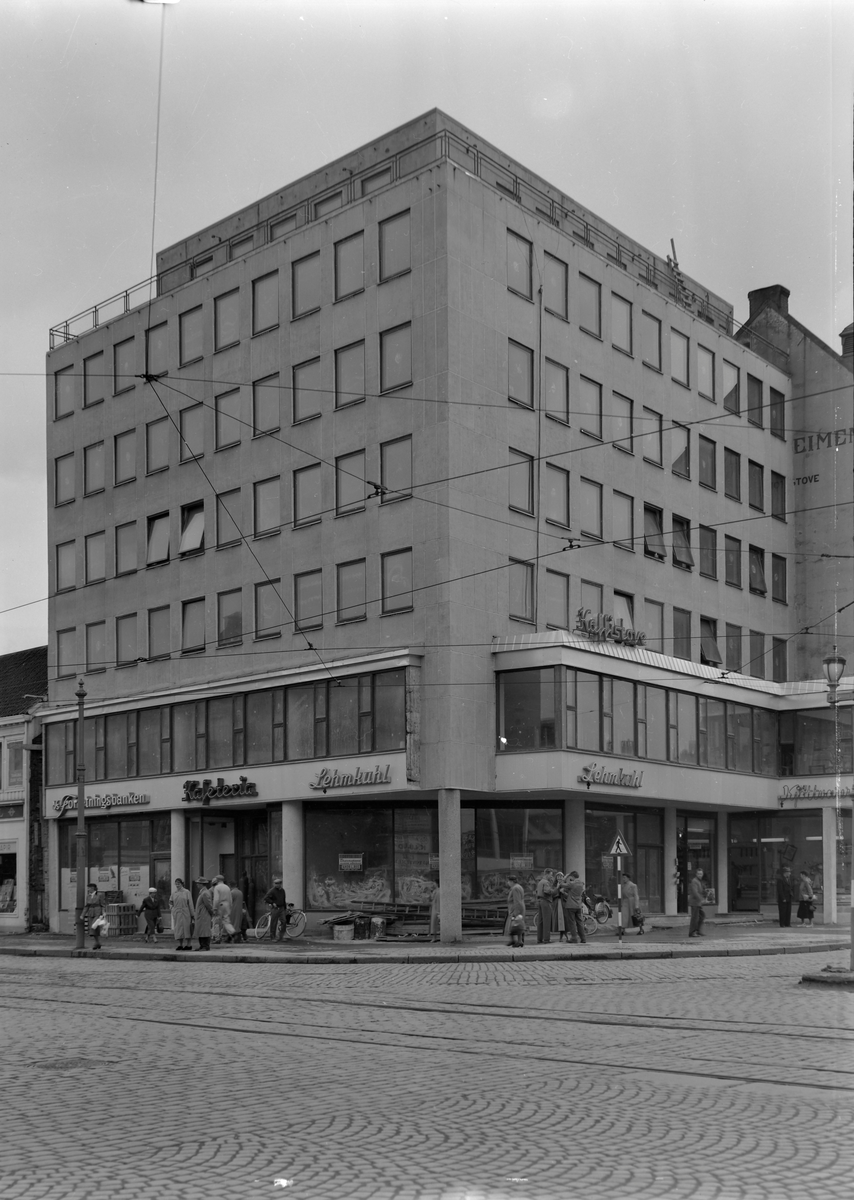 Trønderheimen med forretninger i første etasje