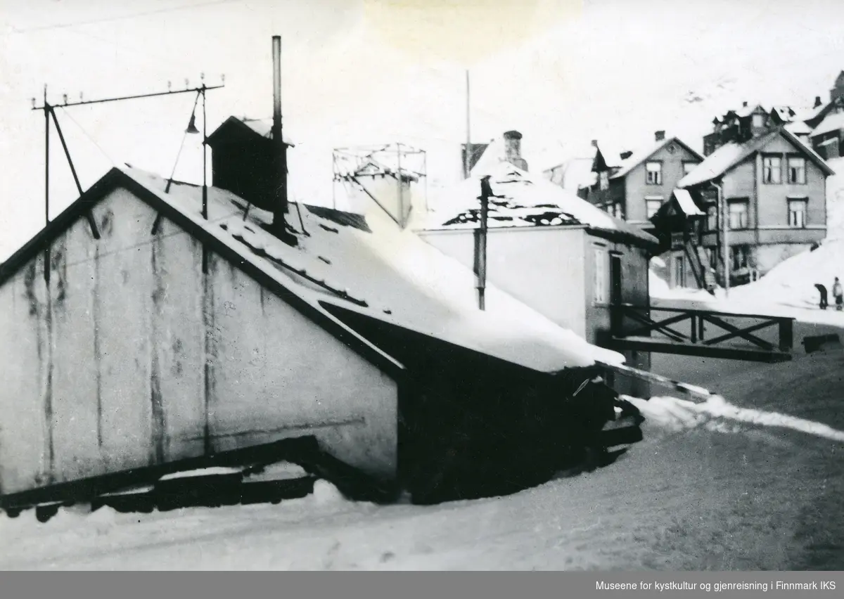 Vinter i Honningsvåg. Deler av bebyggelsen. Antatt 1930-årene. -Museene ...