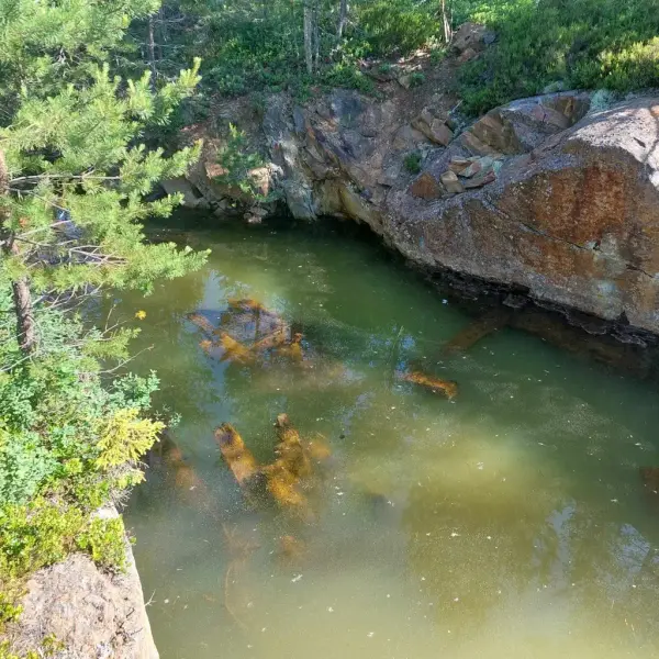 Vannfylt sjakt i Kisgruvefeltet utenfor Saggrenda