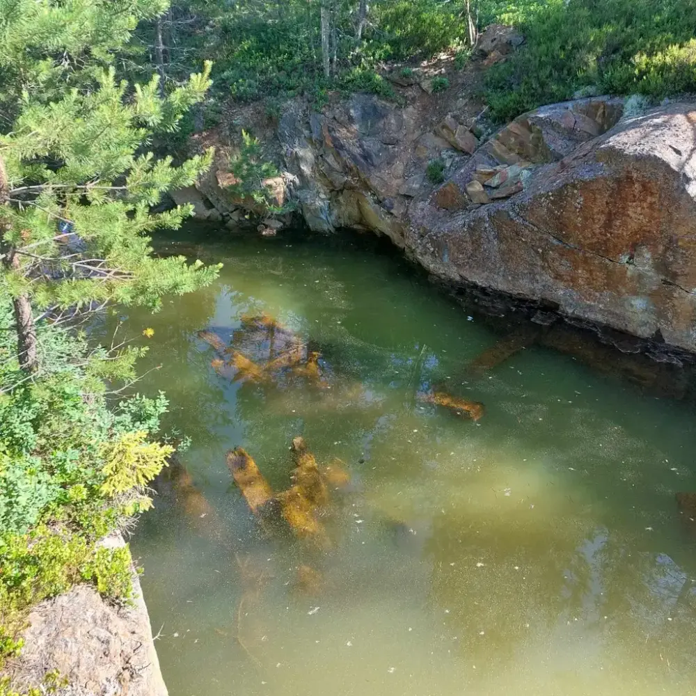 Vannfylt sjakt i Kisgruvefeltet utenfor Saggrenda