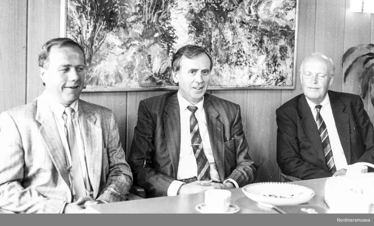 Den Norske Creditbank (DNC)-direktør Kristian Rambjør mellom banksjef Arne Lillevik og styreformann Otto Dyb. Fra Tidens Krav 13. juni 1989. Bildet er fra avisa Tidens Krav sitt arkiv i tidsrommet 1970-1994.