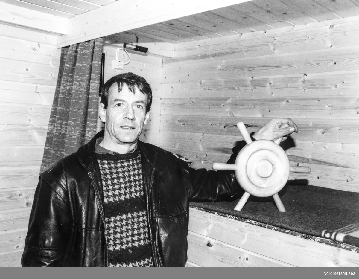 Frode Ramstad. Her i naustet sitt ved småbåthavna på Røsand i Averøy. Fra Tidens Krav 24. april 1991. Bildet er fra avisa Tidens Krav sitt arkiv i tidsrommet 1970-1994.