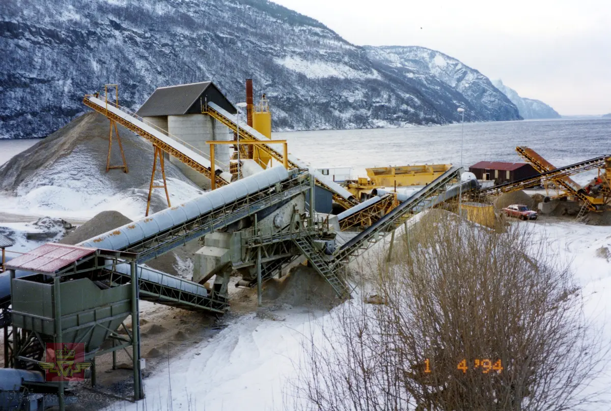 Vegvesenets produksjonsanlegg for grus i Vadla  Jøsenfjorden 01.04.1994.