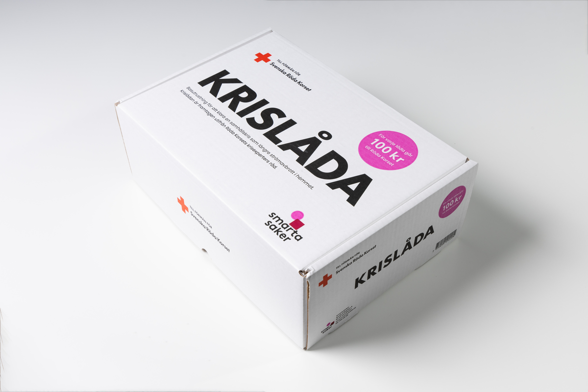Krislåda framtagen av Svenska Röda Korset. Oanvänd.

Innehåll ur medföljande bruksanvisning:
1. Ficklampa och radio med dynamovev
Vevladdad ficklampa med inbyggd radio, laserpekare och siren. Den inbyggda radiomottagaren letar automatiskt upp de närliggande radiostationerna med bäst täckning.
2. Powebank med dynamovev
Kraftfullt extrabatteri på 8000 mAh med dynamovev och solcellspanel. Batteriet går även att ladda med en medföljande USB-kabel.
3. Handdesinfektion
Biocools alkoholfria och biologiskt nedbrytbar spray kan användas som handdesinfektion och ytdesinfektionmedel. Sprayen är effektiv mot bakterier, svamp och virus.
4. Vattendunk
Hopfällbar vattendunk som rymmer 10 liter vatten och är tillverkad i livsmedelsgodkänd plast. Dunken har en tappkran och ett smart handtag.
5. Vattenreningstabletter
Biocool Purify My Drinking Water är klorfria vattenreningstabletter som ser till att ditt upptappade dricksvatten bibehåller god kvalitet. Använd 1 tablett till 1 liter vatten.
6. Tvättservetter
Neutral Baby Wipes är oparfymerade tvättservetter för känslig hud. Svanenmärkt.
7. Värmeljus. 30 st värmljus tillverkade av vegetabilisk olja. Värmeljusen har en brinntid på 6 timmar.
8. Tändstickor. 1 paket Solstickan extra långa tändstickor.
9. Kortlek. Öbergs klassiska kortlek att roa sig med.

Övrigt:
10. Broschyr/Bruksanvisning,  Svenska Röda Korset.
11. Broschyr "Redo för det oväntade", Svenska Röda Korset.
12. Låda, "Krislådan". Originalkartong.