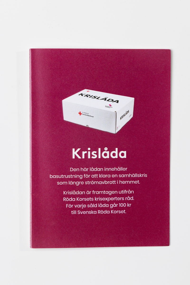 Krislåda framtagen av Svenska Röda Korset. Oanvänd.

Innehåll ur medföljande bruksanvisning:
1. Ficklampa och radio med dynamovev
Vevladdad ficklampa med inbyggd radio, laserpekare och siren. Den inbyggda radiomottagaren letar automatiskt upp de närliggande radiostationerna med bäst täckning.
2. Powebank med dynamovev
Kraftfullt extrabatteri på 8000 mAh med dynamovev och solcellspanel. Batteriet går även att ladda med en medföljande USB-kabel.
3. Handdesinfektion
Biocools alkoholfria och biologiskt nedbrytbar spray kan användas som handdesinfektion och ytdesinfektionmedel. Sprayen är effektiv mot bakterier, svamp och virus.
4. Vattendunk
Hopfällbar vattendunk som rymmer 10 liter vatten och är tillverkad i livsmedelsgodkänd plast. Dunken har en tappkran och ett smart handtag.
5. Vattenreningstabletter
Biocool Purify My Drinking Water är klorfria vattenreningstabletter som ser till att ditt upptappade dricksvatten bibehåller god kvalitet. Använd 1 tablett till 1 liter vatten.
6. Tvättservetter
Neutral Baby Wipes är oparfymerade tvättservetter för känslig hud. Svanenmärkt.
7. Värmeljus. 30 st värmljus tillverkade av vegetabilisk olja. Värmeljusen har en brinntid på 6 timmar.
8. Tändstickor. 1 paket Solstickan extra långa tändstickor.
9. Kortlek. Öbergs klassiska kortlek att roa sig med.

Övrigt:
10. Broschyr/Bruksanvisning,  Svenska Röda Korset.
11. Broschyr "Redo för det oväntade", Svenska Röda Korset.
12. Låda, "Krislådan". Originalkartong.