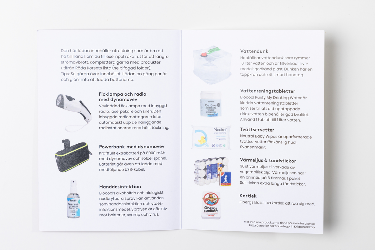 Krislåda framtagen av Svenska Röda Korset. Oanvänd.

Innehåll ur medföljande bruksanvisning:
1. Ficklampa och radio med dynamovev
Vevladdad ficklampa med inbyggd radio, laserpekare och siren. Den inbyggda radiomottagaren letar automatiskt upp de närliggande radiostationerna med bäst täckning.
2. Powebank med dynamovev
Kraftfullt extrabatteri på 8000 mAh med dynamovev och solcellspanel. Batteriet går även att ladda med en medföljande USB-kabel.
3. Handdesinfektion
Biocools alkoholfria och biologiskt nedbrytbar spray kan användas som handdesinfektion och ytdesinfektionmedel. Sprayen är effektiv mot bakterier, svamp och virus.
4. Vattendunk
Hopfällbar vattendunk som rymmer 10 liter vatten och är tillverkad i livsmedelsgodkänd plast. Dunken har en tappkran och ett smart handtag.
5. Vattenreningstabletter
Biocool Purify My Drinking Water är klorfria vattenreningstabletter som ser till att ditt upptappade dricksvatten bibehåller god kvalitet. Använd 1 tablett till 1 liter vatten.
6. Tvättservetter
Neutral Baby Wipes är oparfymerade tvättservetter för känslig hud. Svanenmärkt.
7. Värmeljus. 30 st värmljus tillverkade av vegetabilisk olja. Värmeljusen har en brinntid på 6 timmar.
8. Tändstickor. 1 paket Solstickan extra långa tändstickor.
9. Kortlek. Öbergs klassiska kortlek att roa sig med.

Övrigt:
10. Broschyr/Bruksanvisning,  Svenska Röda Korset.
11. Broschyr "Redo för det oväntade", Svenska Röda Korset.
12. Låda, "Krislådan". Originalkartong.
