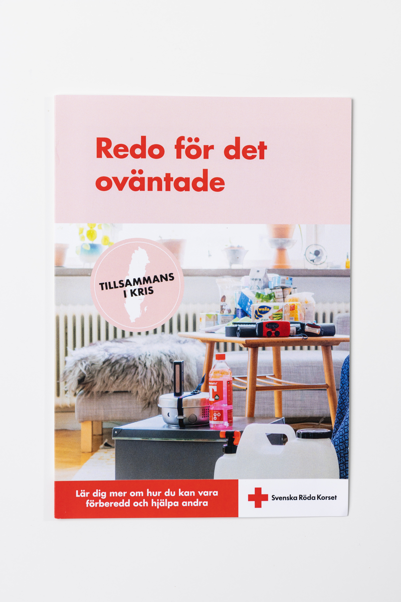 Krislåda framtagen av Svenska Röda Korset. Oanvänd.

Innehåll ur medföljande bruksanvisning:
1. Ficklampa och radio med dynamovev
Vevladdad ficklampa med inbyggd radio, laserpekare och siren. Den inbyggda radiomottagaren letar automatiskt upp de närliggande radiostationerna med bäst täckning.
2. Powebank med dynamovev
Kraftfullt extrabatteri på 8000 mAh med dynamovev och solcellspanel. Batteriet går även att ladda med en medföljande USB-kabel.
3. Handdesinfektion
Biocools alkoholfria och biologiskt nedbrytbar spray kan användas som handdesinfektion och ytdesinfektionmedel. Sprayen är effektiv mot bakterier, svamp och virus.
4. Vattendunk
Hopfällbar vattendunk som rymmer 10 liter vatten och är tillverkad i livsmedelsgodkänd plast. Dunken har en tappkran och ett smart handtag.
5. Vattenreningstabletter
Biocool Purify My Drinking Water är klorfria vattenreningstabletter som ser till att ditt upptappade dricksvatten bibehåller god kvalitet. Använd 1 tablett till 1 liter vatten.
6. Tvättservetter
Neutral Baby Wipes är oparfymerade tvättservetter för känslig hud. Svanenmärkt.
7. Värmeljus. 30 st värmljus tillverkade av vegetabilisk olja. Värmeljusen har en brinntid på 6 timmar.
8. Tändstickor. 1 paket Solstickan extra långa tändstickor.
9. Kortlek. Öbergs klassiska kortlek att roa sig med.

Övrigt:
10. Broschyr/Bruksanvisning,  Svenska Röda Korset.
11. Broschyr "Redo för det oväntade", Svenska Röda Korset.
12. Låda, "Krislådan". Originalkartong.