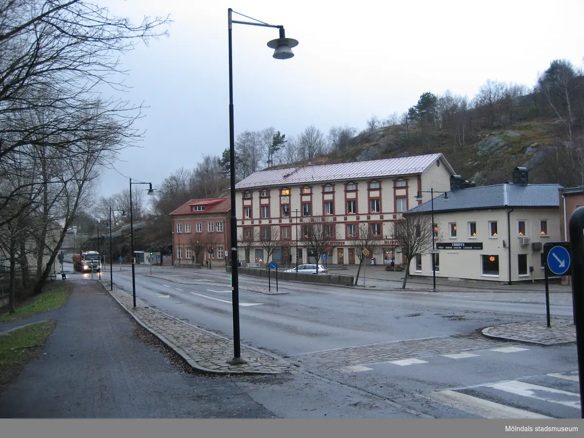 Kvarnbygatan åt nordväst år 2011. Nerifrån till höger ses Gamla torgets busshållplats, Gamla brandstationen/Viktualieföreningens hus, Gamla stadshuset/Gamla musikskolan samt Corpus Pizzeria.
Relaterade motiv: 2024_1309 - 1324.