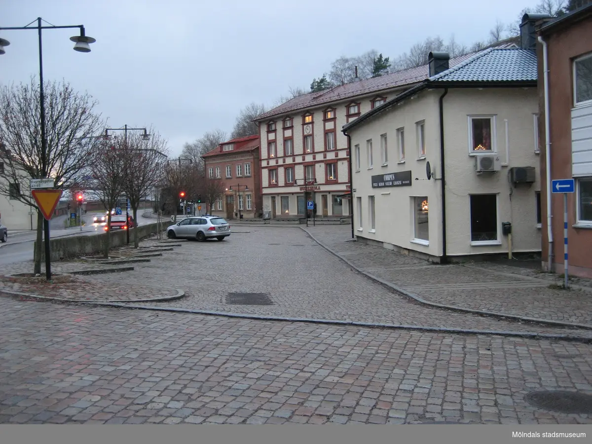 Gamla torget och dess parkeringsplatser utmed Kvarnbygatan år 2011. Nerifrån till höger ses Gamla brandstationen/Viktualieföreningens hus, Gamla stadshuset/Gamla musikskolan samt Corpus Pizzeria. På vänster sida skymtar Kvarnbygatan 4.
Relaterade motiv: 2024_1309 - 1324.