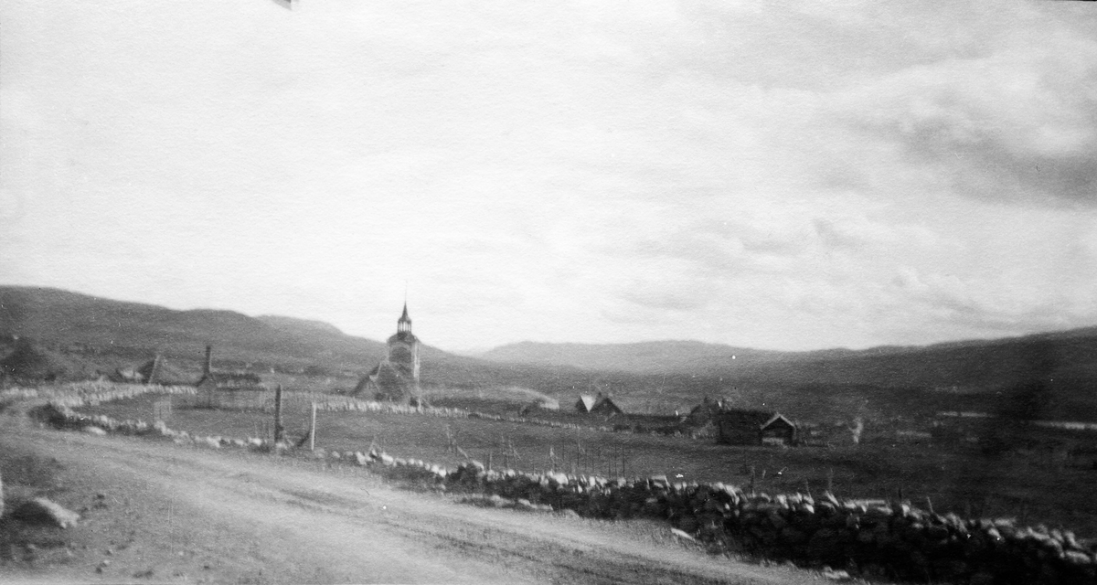 Vei og haga med steingjerde. Røros kirke i bakgrunnen. Tatt mot øst