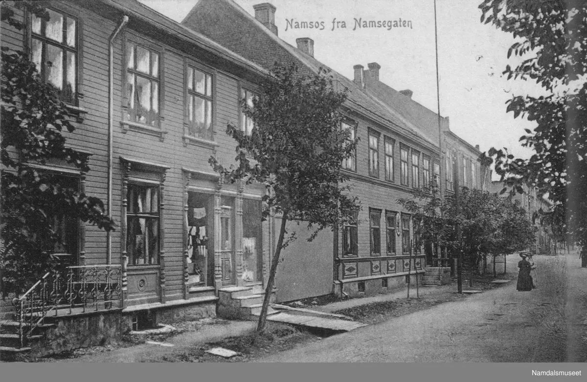 Prospektkort. Namsos sett fra øst. Namsengaten.