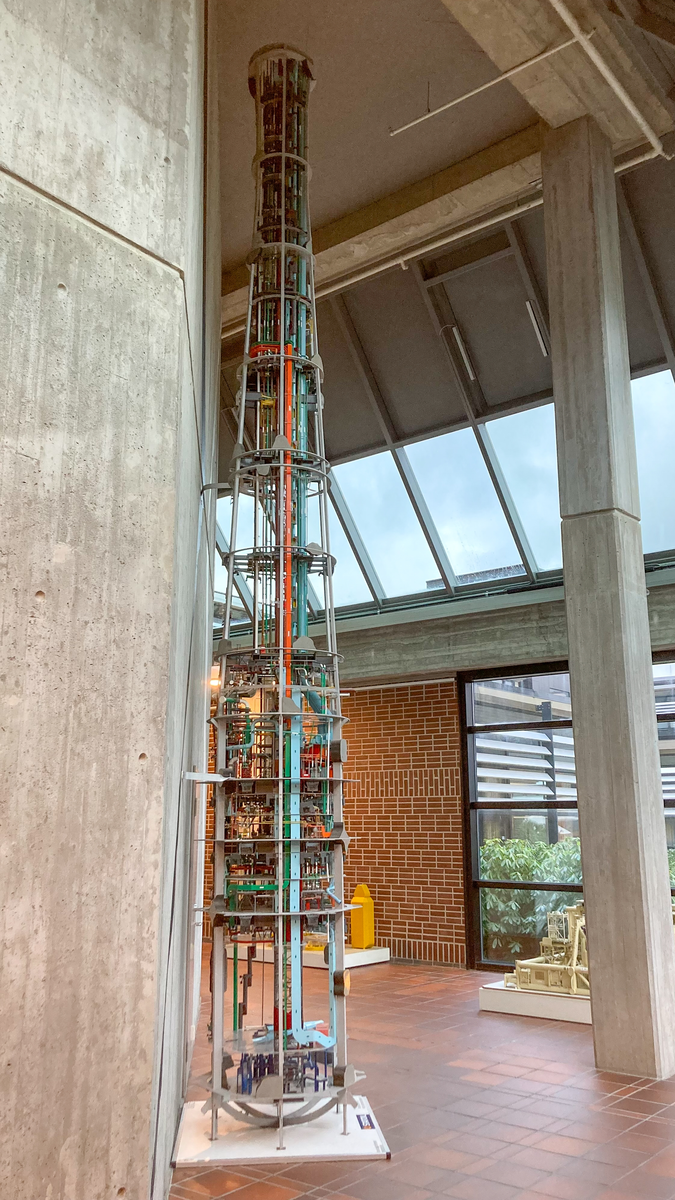 Ingeniørmodell som viser utstyrsskaftet til betongplattformen Gullfaks C.  Modellen består av fire hoveddeler som er bygget i målestokk 1 : 33 1/3. 

Ingeniørmodellen inneholder mange små deler som er koblet sammen. Innvendige rør og konstruksjoner av plast er skåret og tilpasset, og støttes opp av et rammeverk av metall. Små menneskefigurer viser målestokk og aktivitet.

Innvendig i skaftet er det plass til instrumenter, teknisk utstyr og mekaniske komponenter. På forskjellige dekk står blant annet pumper med tilhørende røropplegg for transport av råolje, ballastvann, sjøvann og dieselolje og annet hjelpeutstyr. En innelukket, brannbeskyttet kombinert trappe- og heisesjakt gir adkomst til dekkene inne i skaftet. 

De ulike systemene i utstyrsskaftet er gjengitt i forskjellige farger i modellen; blå farge symboliserer vann; brun farge råolje; oransje farge gass og gul farge ventilasjonssystemene.