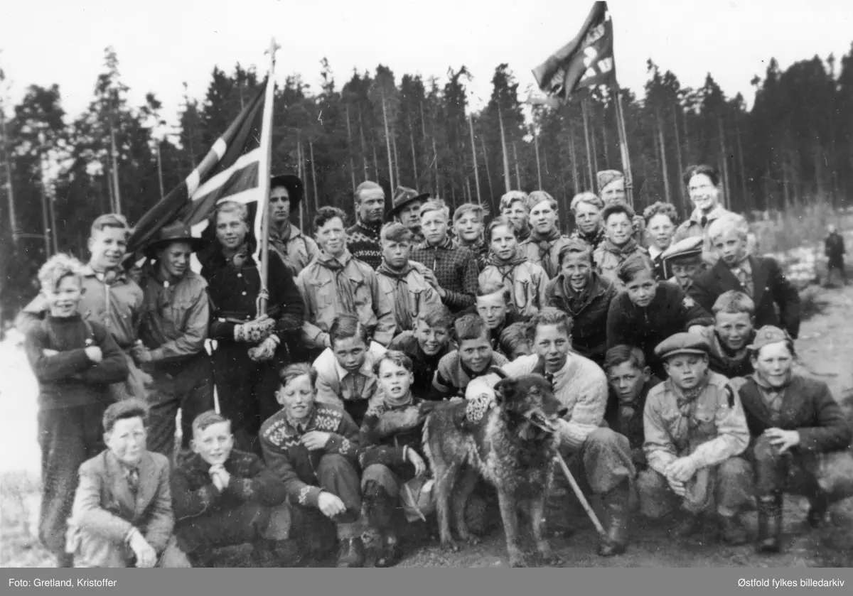 Greåker speidertropp av KFUM på tur, antakelig til Hattefjellet, Rolvsøy 1938. Dette var den første speidertroppen i Tune.

Se eget navnekart (bilder).
1. Roar ?, Rolvsøy
3. Pål Høst
4. Oddvar Holm
5. John Johansen, troppsleder
7. Øyvind Ulsten
9. Paul Lorentzen
11. Knut ?
16. Gunnar Olavesen
20. Øyvind Rolvsen
21. Bjørn ?
  . Roy Hagen
24. Karlnes
25. John Råkil
27. Paul Ottersen
28. Erik Engsmyr
29. Dennis Andersen
31. Thor Simonsen, ulveleder
32. Gudmund Olsen
35. Thorleif Gretland