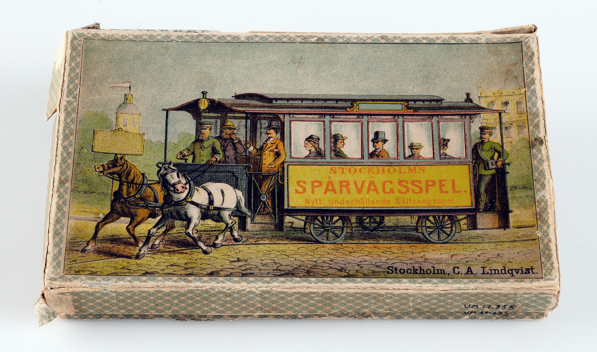 Spel. Kartong med hästspårvagn i färgtryck och med text "STOCKHOLMS SPÅRVÄGSSPEL", innehållande sällskapsspel av papper och trä. Till spelet hör tryckta kort, 4 avbildningar av vagnar, 4 konduktörer, 4 förriddare, 2 upplysningsmän, 4 flaggor med fotställning. 40 kort med text: Stadion, Drottninggatan, Norrbro, Djurgården samt 100 biljetter och en spelbeskrivning. Spårvägsspelet är tryckt i Stockholm hos C.A. Lindqvist.