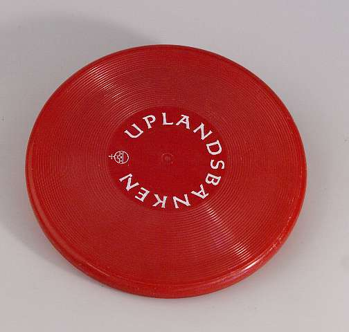 Röd plastfrisbee med Uplandsbankens logotype.