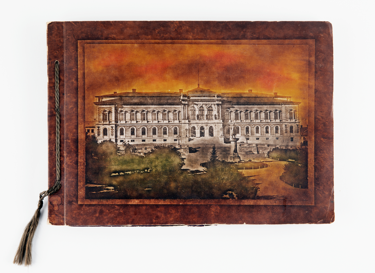 Album fyllt med inklistrade olika program, biljetter och urklipp från konserter, soaréer och baletter i Uppsala och Stockholm. Bruna pärmar och blad. Framsidan föreställer Uppsala universitet med parken framför och en himmel som går i orange. Genom ena kortsidan trätt ett brunt tvinnat silkessnöre med en toffs nedtill.