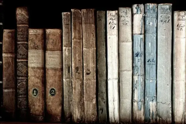 Bokhylle med bøker som ber preg av bruk og alder
