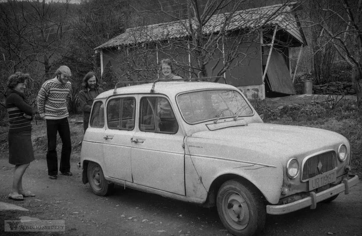 "mars-april-mai 1974".Bilen er en Renault 4L.
