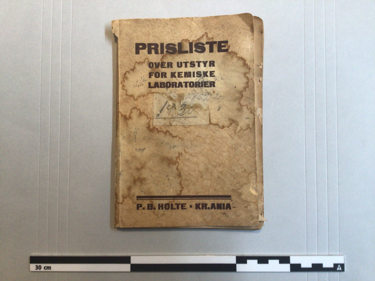 Hefte med oversikt og prisar over utstyr brukt i undervisningsamanheng.