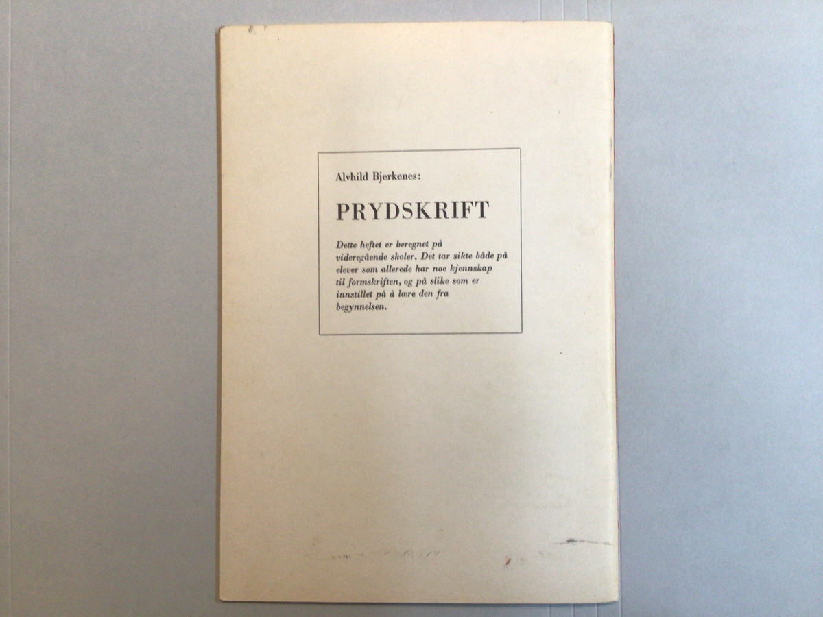 Hefte med oppgåver i handskrift, her; formskrift.