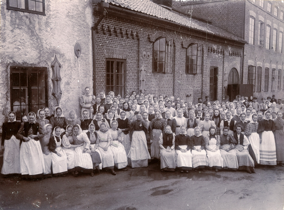 Personal på Alingsås bomullsväveris gamla fabrik, ca 1910.